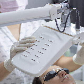 5- العلاج بالضوء (Photodynamic therapy )