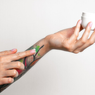 بعد إجراء إزالة التاتو بالليزر