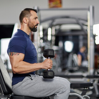 7. تمرين لف العضلة (Seated Bicep Curls) 7. تمرين لف العضلة (Seated Bicep Curls)