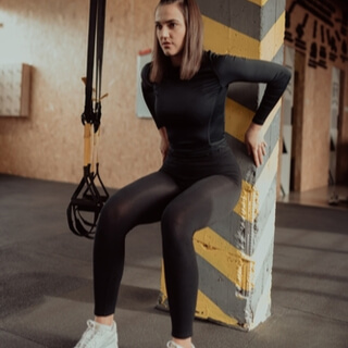 4. تمرين الجلوس على الحائط