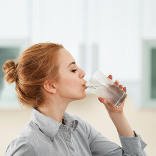 1. شرب الماء