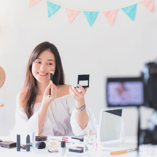 6. استخدام مستحضرات التجميل باعتدال