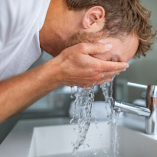 3. الإفراط في تنظيف البشرة