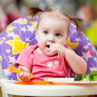 تغذية الطفل بعمر سنة بالصور