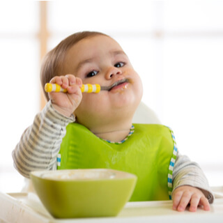 نصائح لتغذية الطفل بعمر سنة