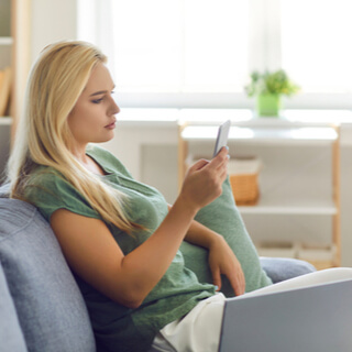 1. كتابة الرسائل النصية بشكل مبالغ به