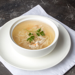 2. شوربة الدجاج (Chicken soup)