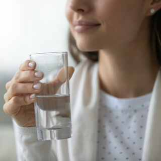 3. شرب مقدار كافِ من الماء 3. شرب مقدار كافِ من الماء