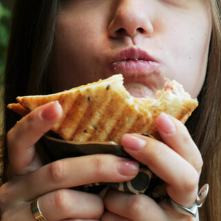 5. مضغ الطعام بطريقة صحيحة 5. مضغ الطعام بطريقة صحيحة