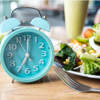 3. تناول الطعام في أوقات محددة