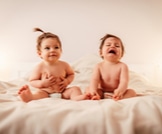 تحديات تربية التوأم: إليك أهمها