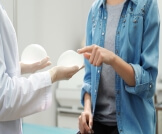 جراحة الثدي التجميلية