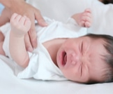 الغازات عند الرضع: الأعراض والأسباب والعلاج