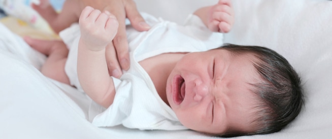 الغازات عند الرضع: الأعراض والأسباب والعلاج