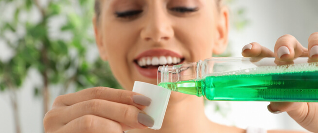 أنواع غسول الفم وكيفية استخدامه