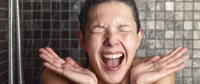 دراسة توضح العلاقة بين الاستحمام بالماء البارد وإنقاص الوزن