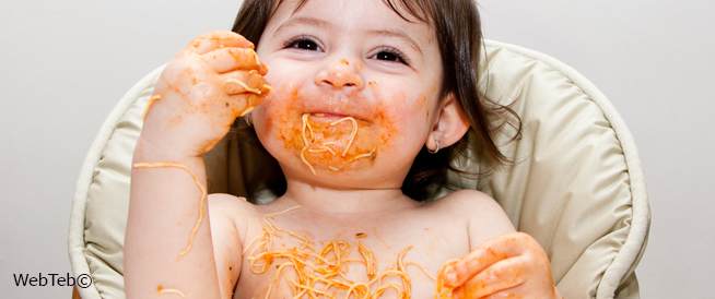 الأطعمة الصلبة: كيف يبدأ طفلك في تناولها