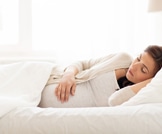 الراحة في الفراش أثناء الحمل: تعرّفي على الحقائق