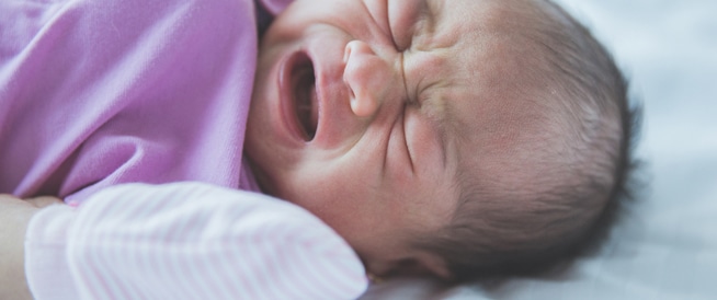 أعراض الألم لدى الرضيع: التعرف عليها والتعامل معها