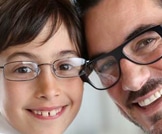 كيف تعرف أن طفلك بحاجة إلى نظارة طبية؟