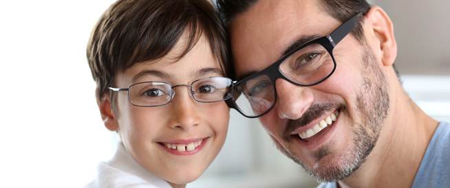 كيف تعرف أن طفلك بحاجة إلى نظارة طبية؟