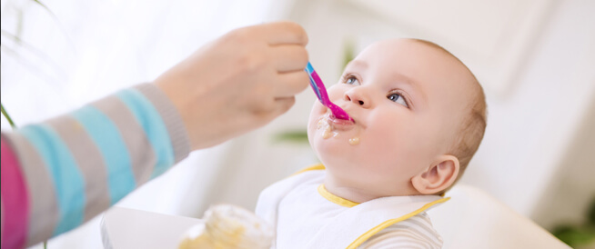 تغذية الرضيع من 4 أشهر حتى 6 أشهر