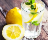 أضرار شرب الماء والليمون بكثرة