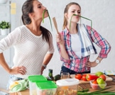 أفضل الأطعمة لهرموناتك وفقًا لعمرك
