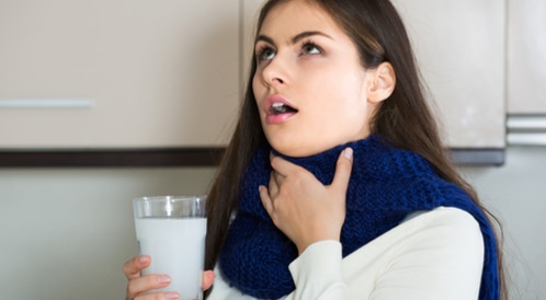 2. Gargare cù l'acqua salata: un rimediu efficau per u mal di gola è a tossa umida