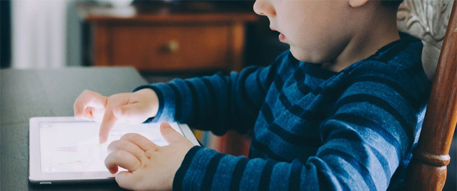 استخدام الأطفال للأجهزة الذكية: طرق تحكم وأضرار