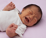 10 أسباب لبكاء الطفل: كيف أتعامل معها؟