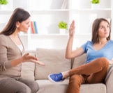 مشاكل تعيشينها مع ابنتك المراهقة: تعرفي عليها وعلى حلولها