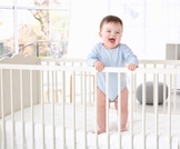 أسباب استيقاظ الرضيع ليلًا: كيف نواجهها؟
