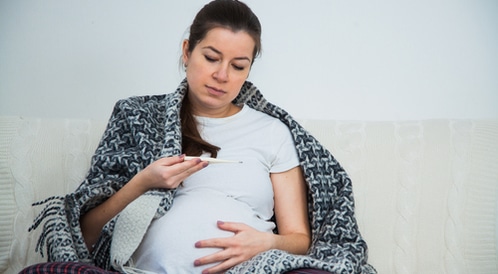 الحمى أثناء الحمل هل تضر بالجنين؟