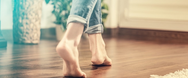 هل المشي حافي القدمين له فوائد صحية؟