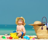 كيف تبقين طفلك آمنا من الشمس في الصيف؟