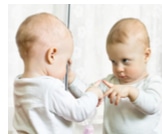 هل تحديق الطفل بالمرآة أمر آمن؟