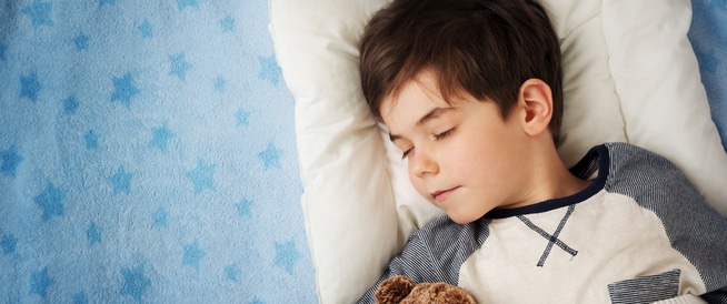 أطعمة تساعد الطفل على النوم الهادئ وأخرى تسبب له الأرق