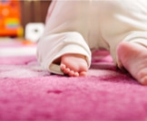 متى يحبو طفلي؟ وغيرها من المعلومات الهامة