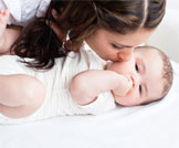 أسباب وعلامات عدم شعور الرضيع بالشبع