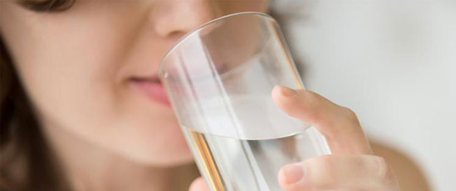 فوائد شرب الماء الساخن والأوقات الأفضل لتناوله