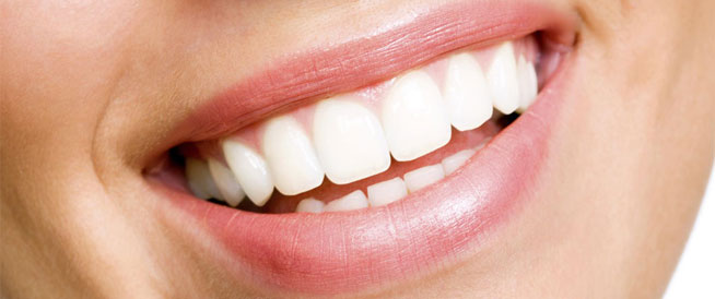 عادات خاطئة تؤدي إلى تغير لون الأسنان