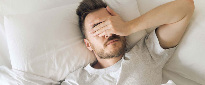 الاستيقاظ المفاجئ أثناء النوم: أسباب طبيعية ومرضية