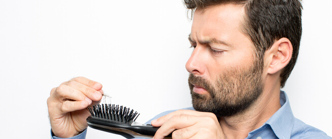 أسباب تساقط الشعر عند الرجال: تعرف عليها - ويب طب