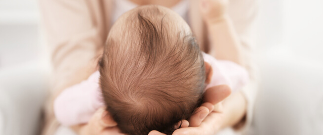 قشرة رأس الرضيع: الأسباب والعلاجات المنزلية