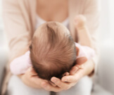 قشرة رأس الرضيع: الأسباب والعلاجات المنزلية