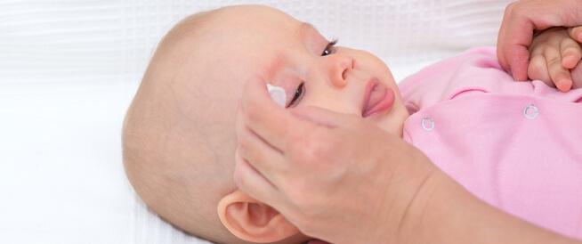 العين الوردية عند الرضع: الأسباب والأعراض والعلاج