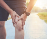 آلام الركبة اليمنى: أهم الأعراض والأسباب