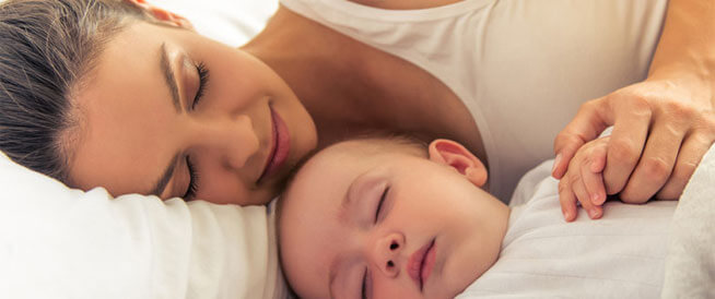 مخاطر النوم بجانب الرضيع