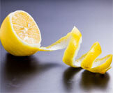 لهذه الأسباب لا تتخلص من قشر الليمون